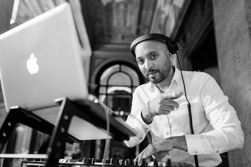 Il dj suona la playlist per una grande festa dopo il ricevimento