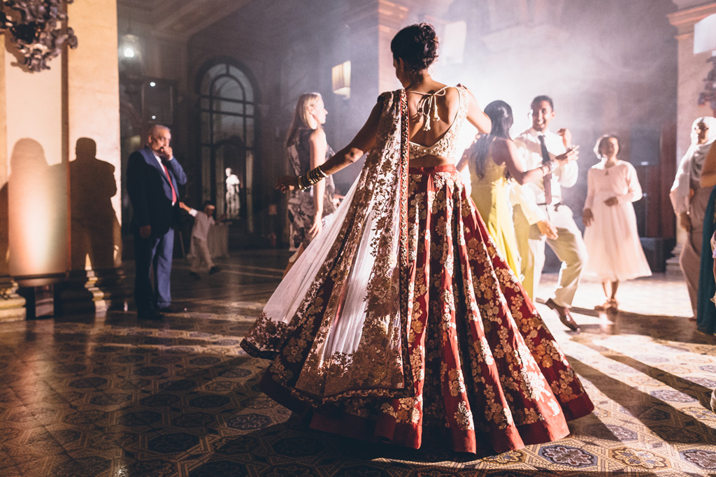 La sposa danza in una coltre di fumo