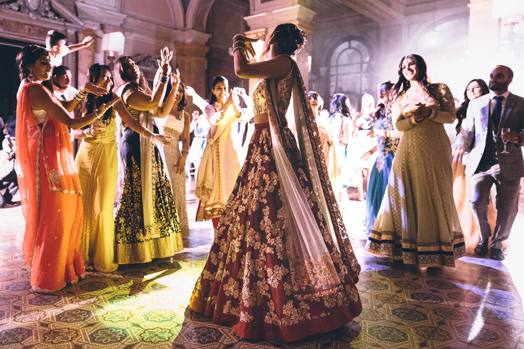 La sposa si scatena in balli indiani