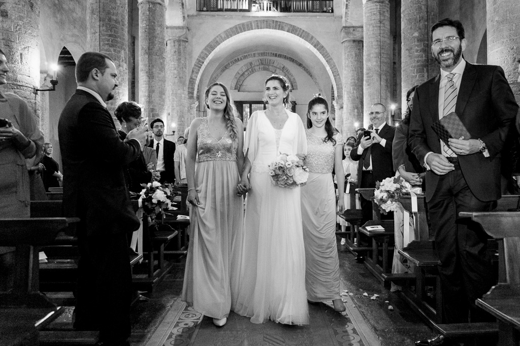 La sposa attraversa la navata per raggiungere lo sposo