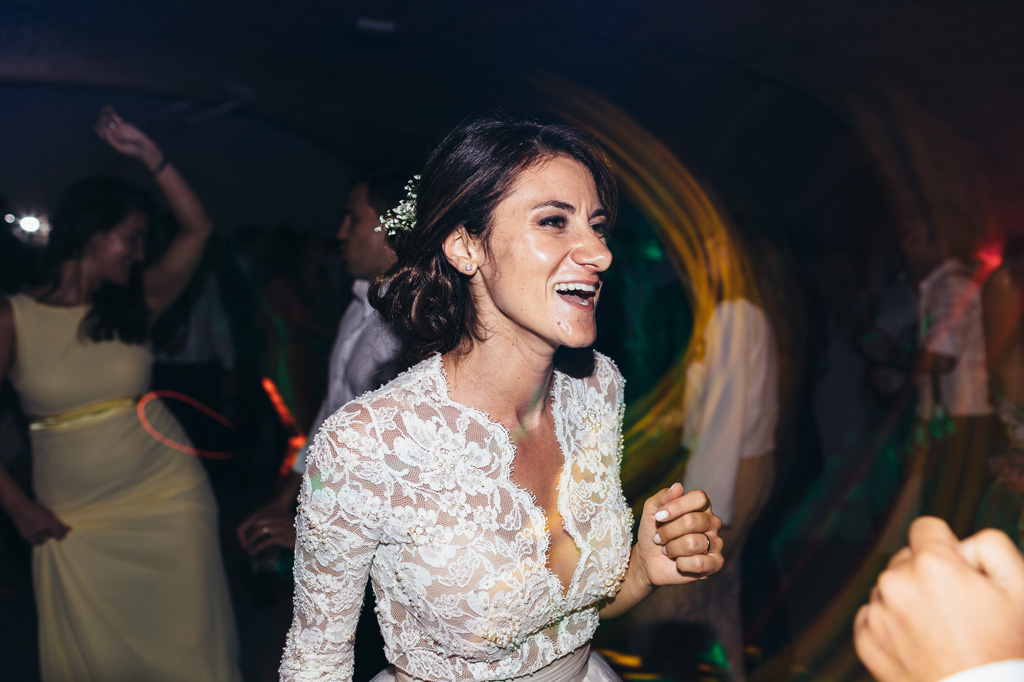 Fotografo Matrimonio Villa Caroli Zanchi La sposa ha un sorriso gioioso in pista da ballo