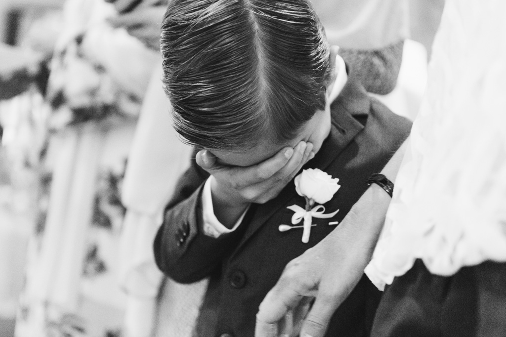 Un bambino lacrima durante la cerimonia
