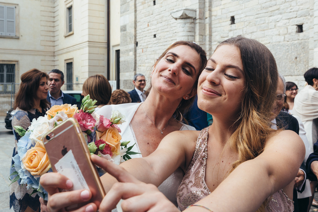La damigella e la sposa si scannano un selfie subito dopo la cerimonia di matrimonio