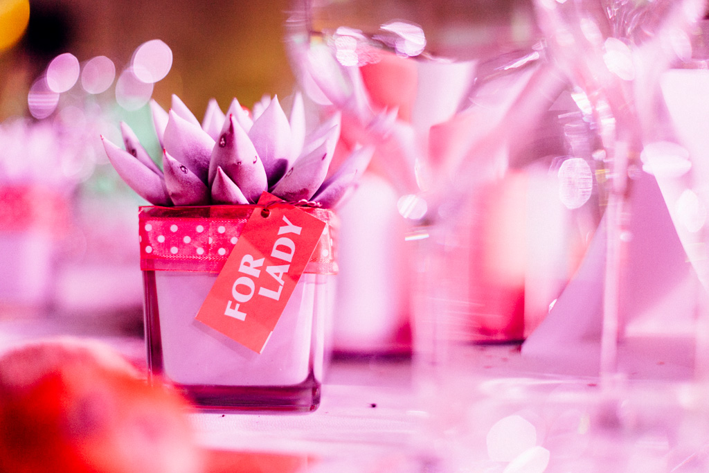 Il particolare di un regalo per una cliente o collaboratrice