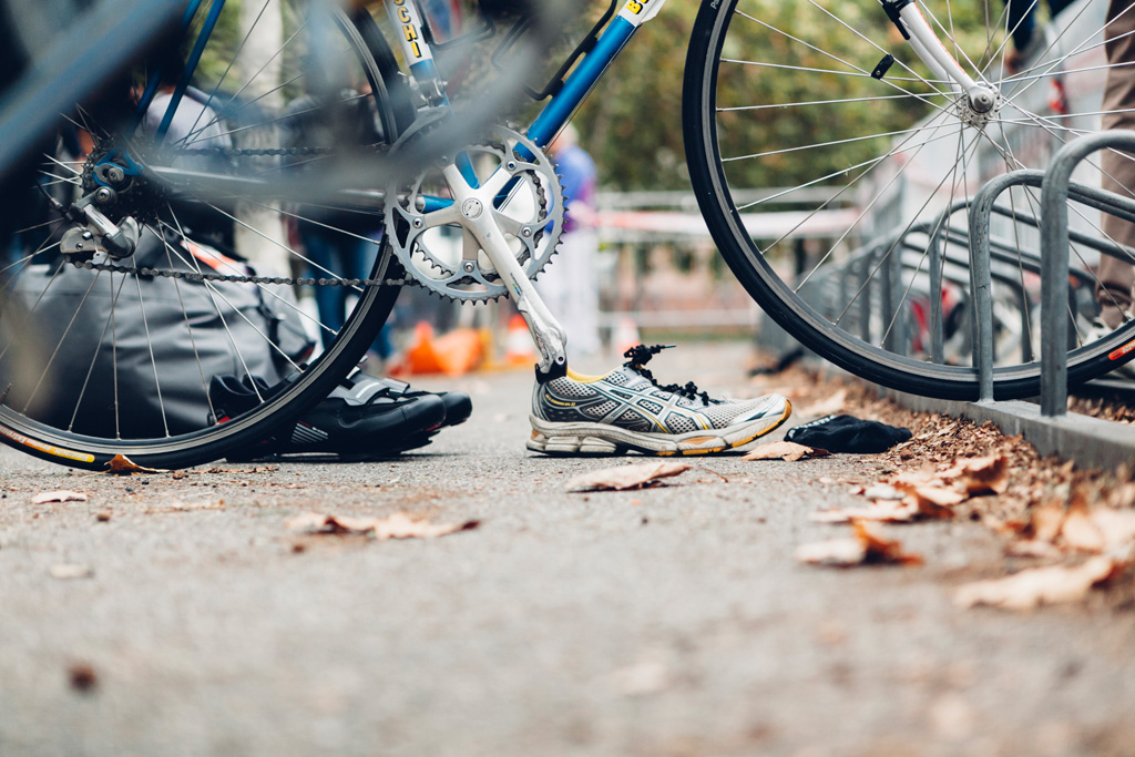 Gli atleti sono pronti a salire le biciclette