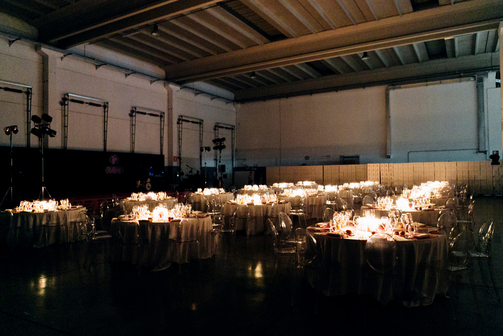 Le tavole illuminate dalle candele per la serata di Gala organizzata da Portioli