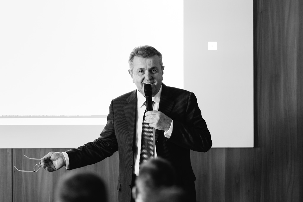 Un relatore espone la sua tesi ai dipendenti
