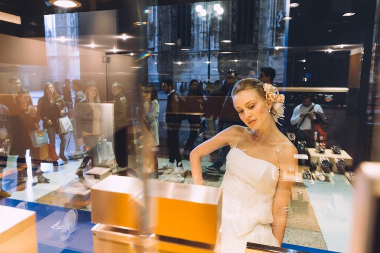 Una modella è ritratta dal fotografo Alessandro Della Savia