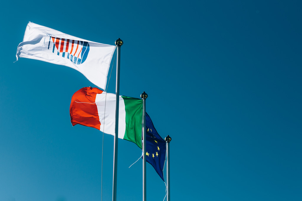 La bandiera italiana all'uscita dell'azienda
