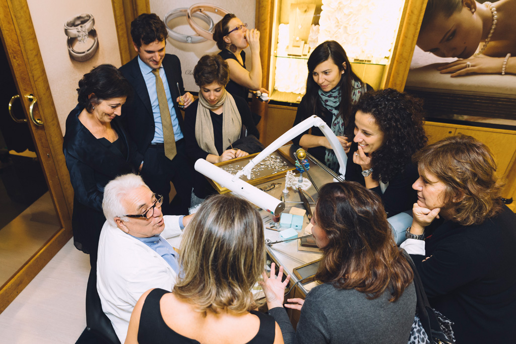Gli invitati conversano alla fine di un evento di successo