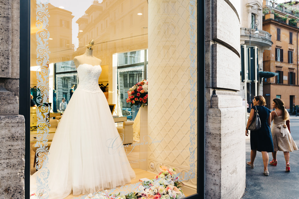 Un vestito da sposa è esposto sulla vetrina del negozio Pronovias
