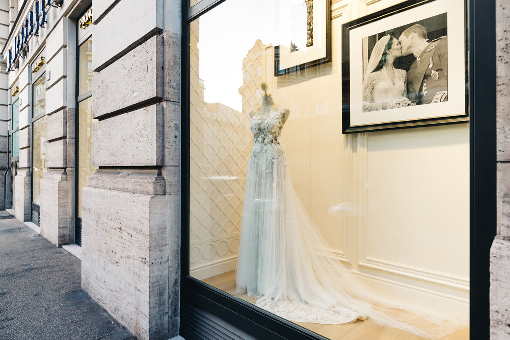 Il vestito della sposa esposto nella vetrina del negozio di abiti da sposa Pronovias