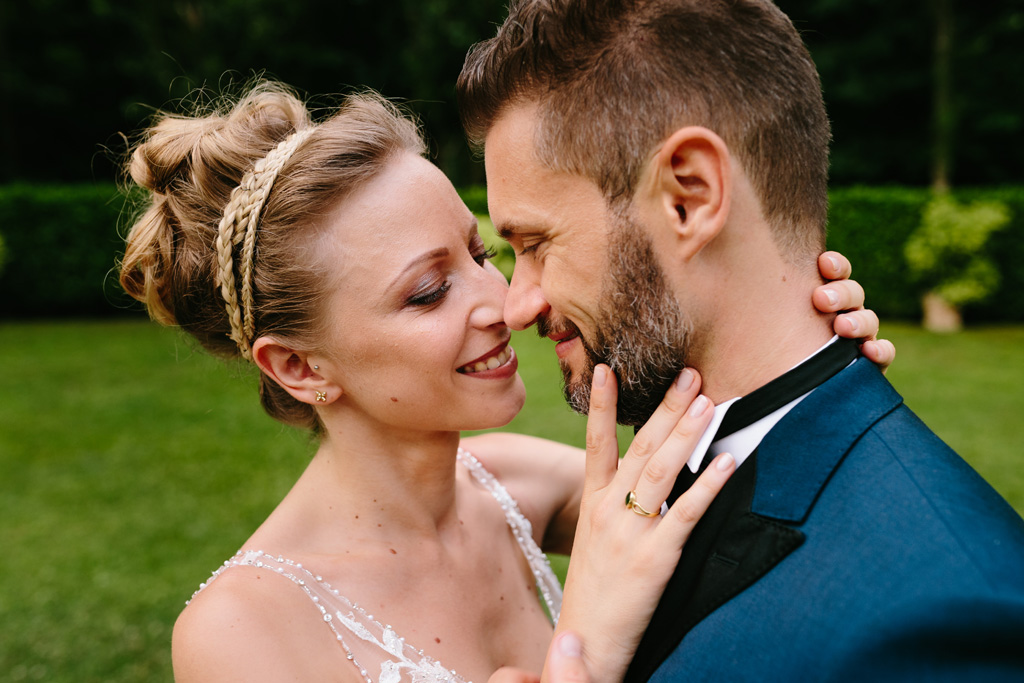 Fotografo Matrimonio Convento Dell'Annunciata Medole Gli sposi si tengono vicini sorridendo