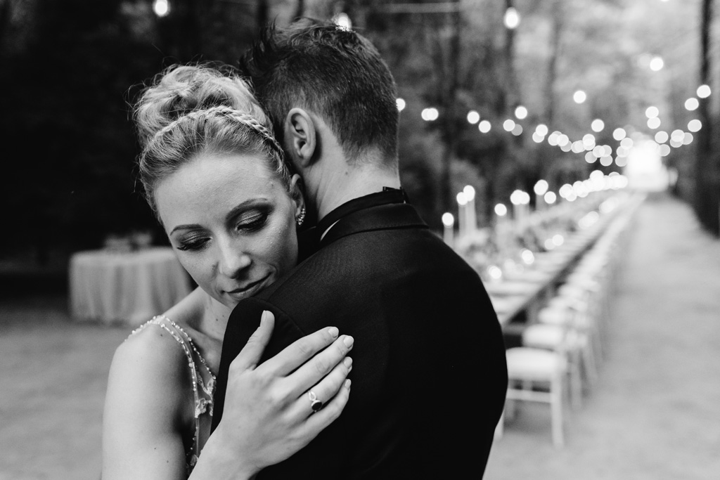 Fotografo Matrimonio Convento Dell'Annunciata Medole Abbraccio degli sposi in bianco e nero