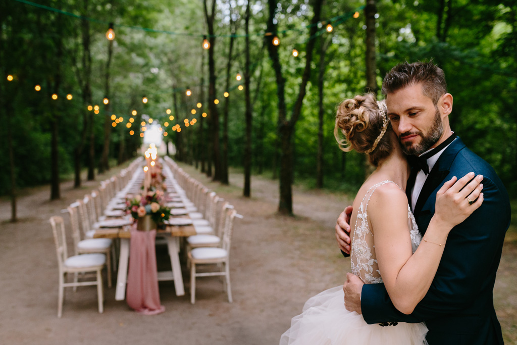Fotografo Matrimonio Convento Dell'Annunciata Medole Gli sposi abbracciati nella location del ricevimento