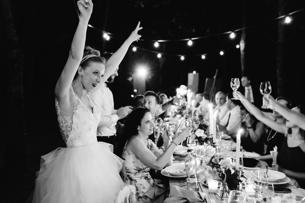 Fotografo Matrimonio Convento Dell'Annunciata Medole La sposa esulta e gli invitati brindano