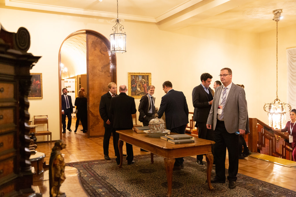 I partecipanti s'intrattengono in sala prima di celebrare la cena di Gala dopo il congresso dell'EUGA