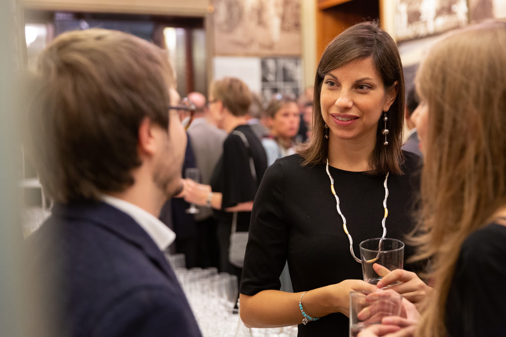 Un'invitata conversa in compagnia
