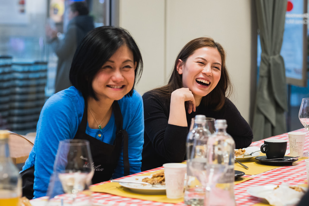 Le dipendenti scherzano tra di loro durante il team building aziendale presso Eataly