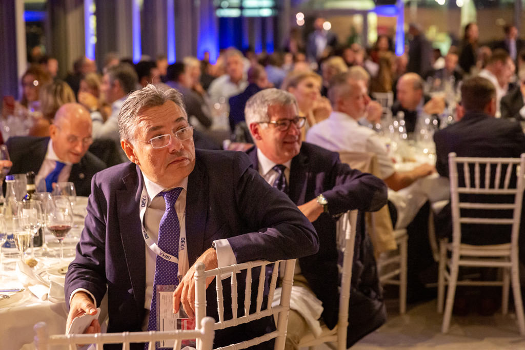 Gli invitati seguono con attenzione il discorso di chiusura della cena aziendale organizzata dall'EUGA