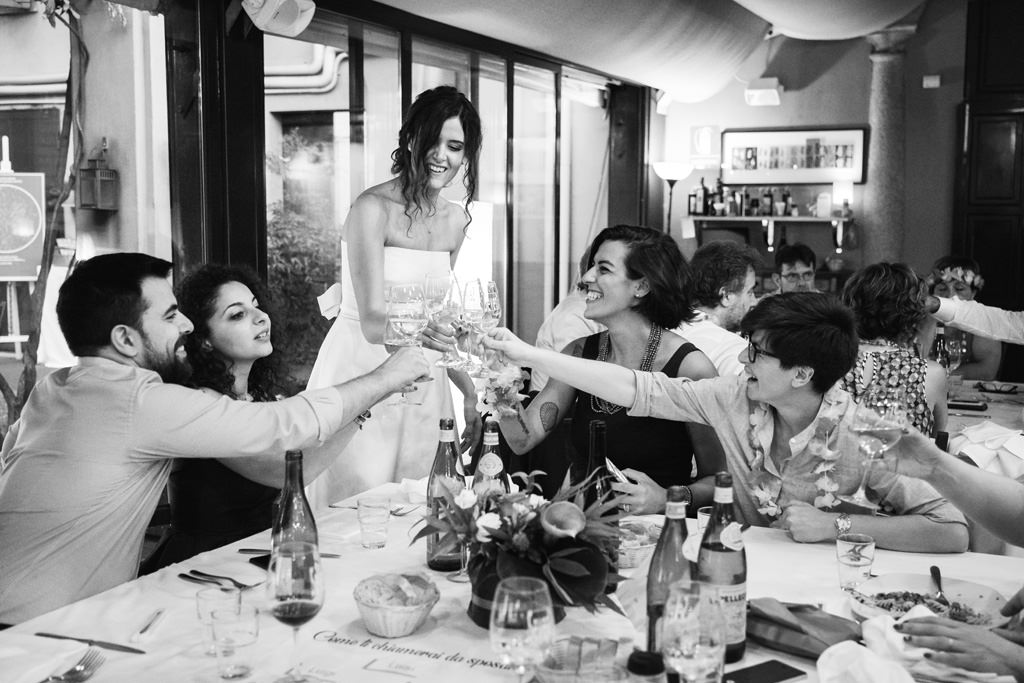 brindisisposaamicibiancoeneroricevimentocasadeiciliegi matrimonioluisegiovannamilano