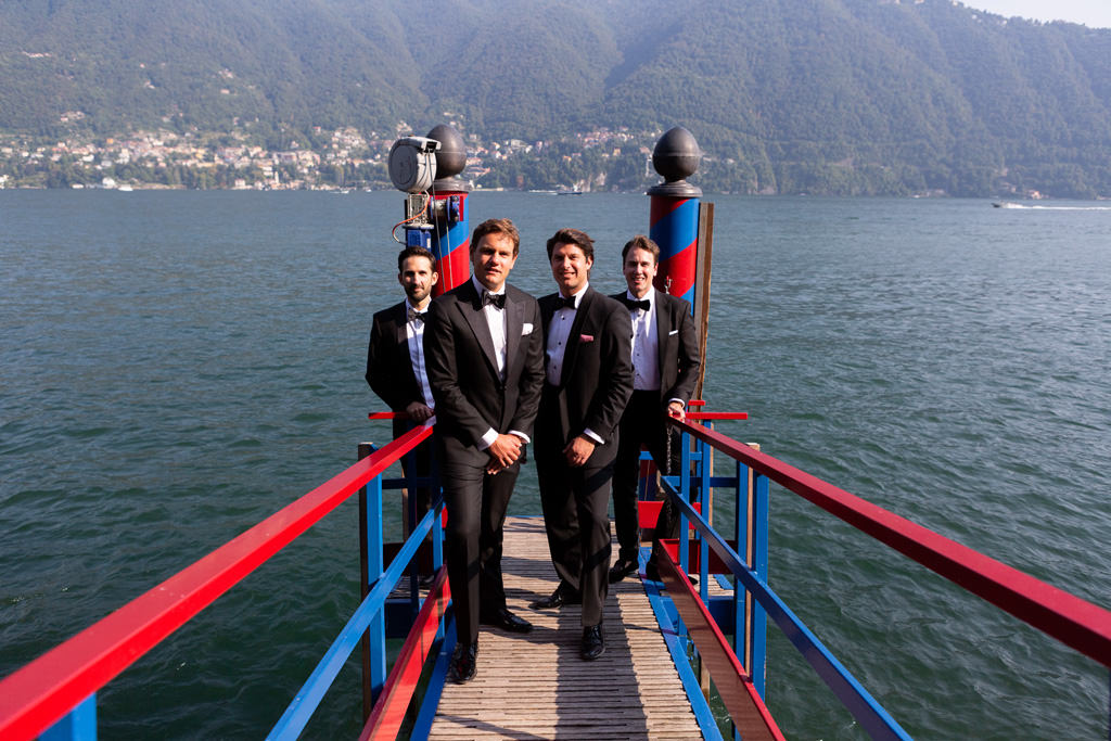 Uno sposo con i testimoni sul Lago di Como