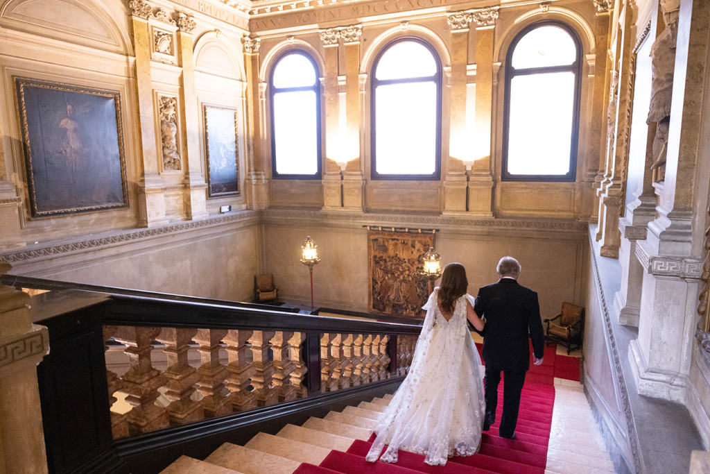 Una sposa con il padre che scende le scale