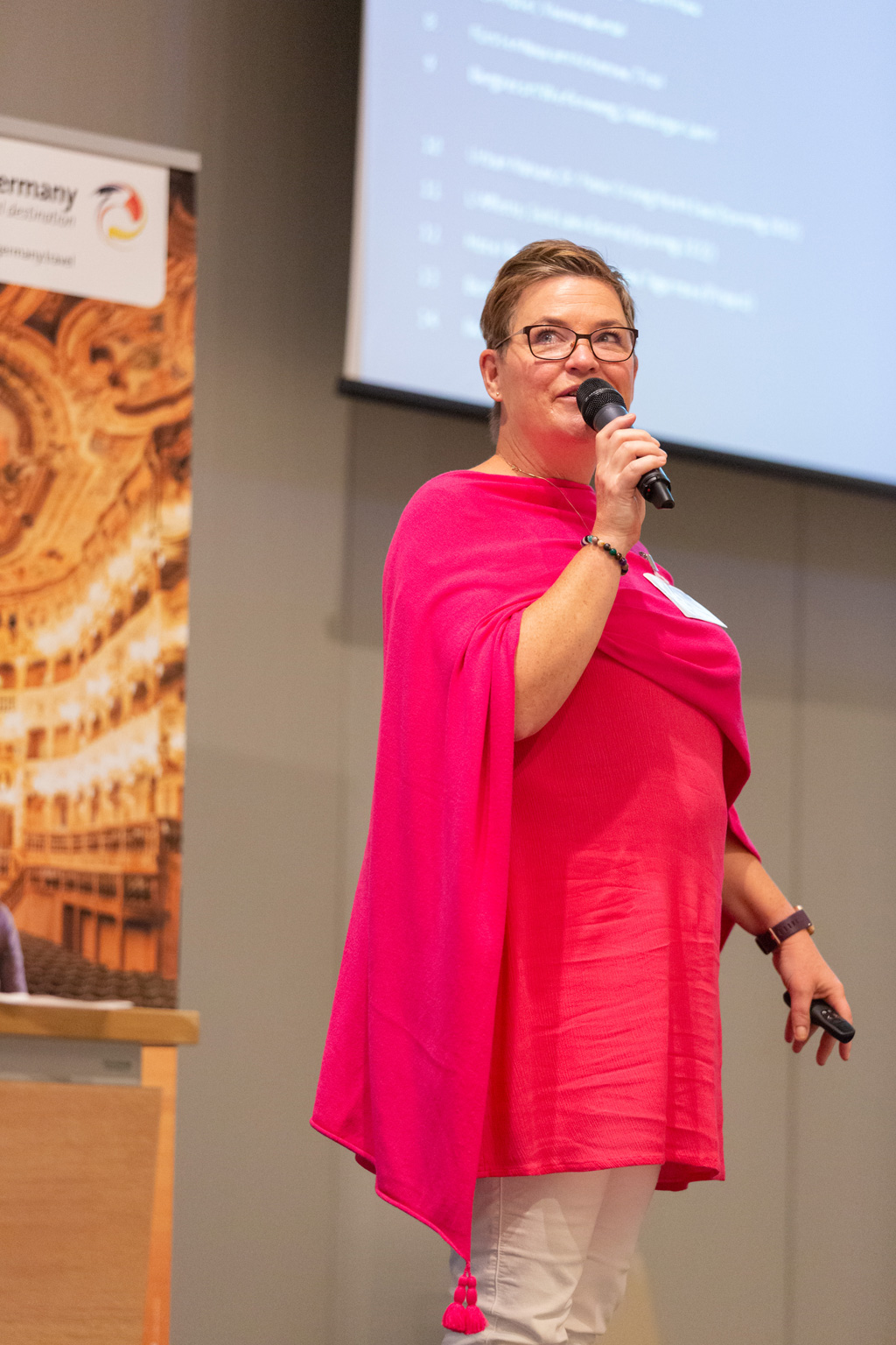 Foto di una presentatrice in un incontro aziendale