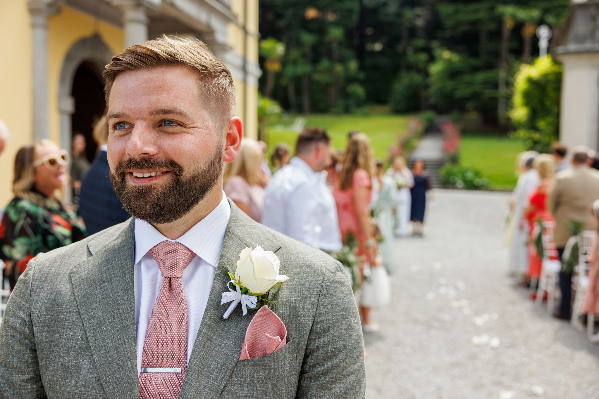 Sposo in attesa della sposa sull'altare al suo matrimonio