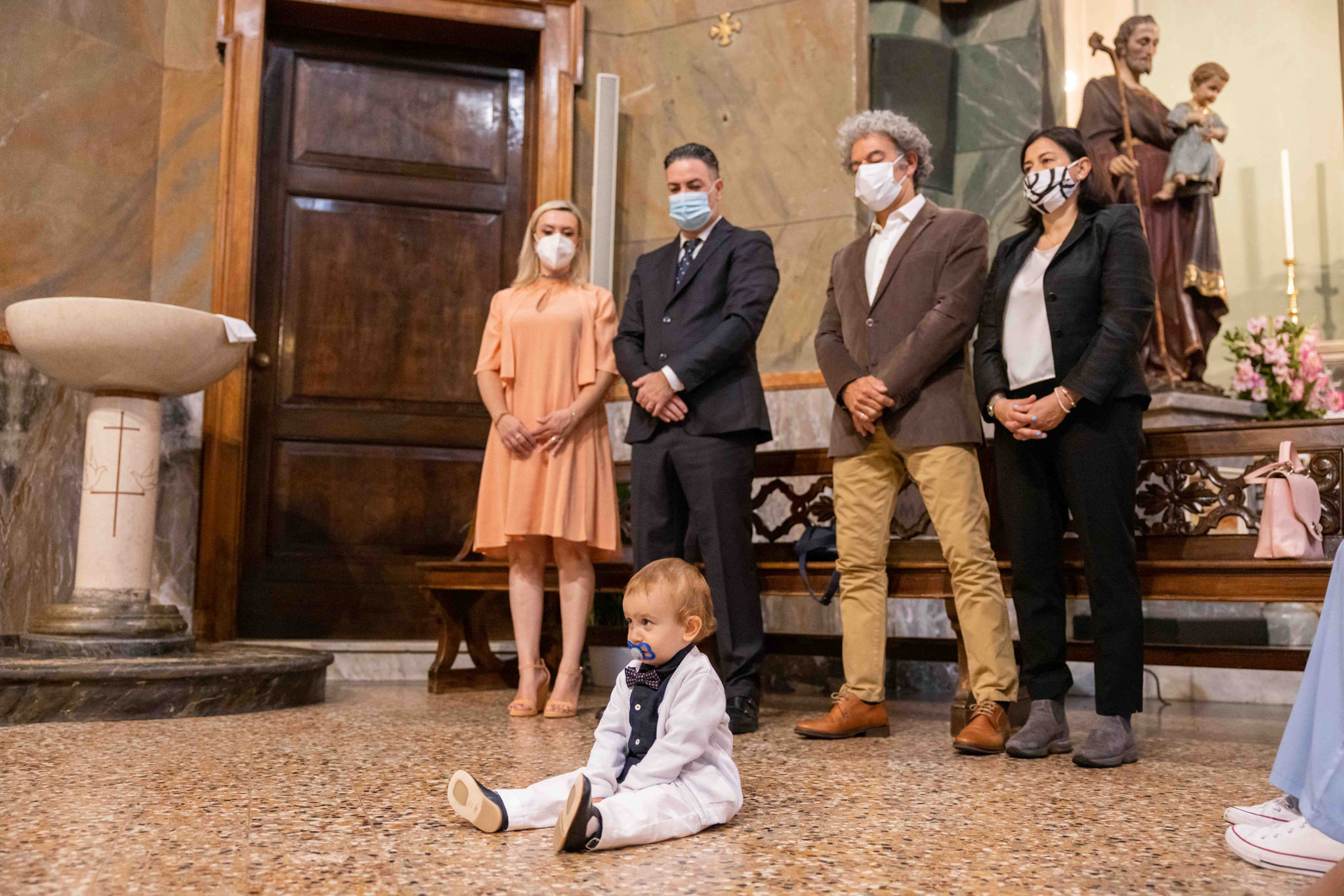Bambino e famiglia durante la celebrazione del battesimo