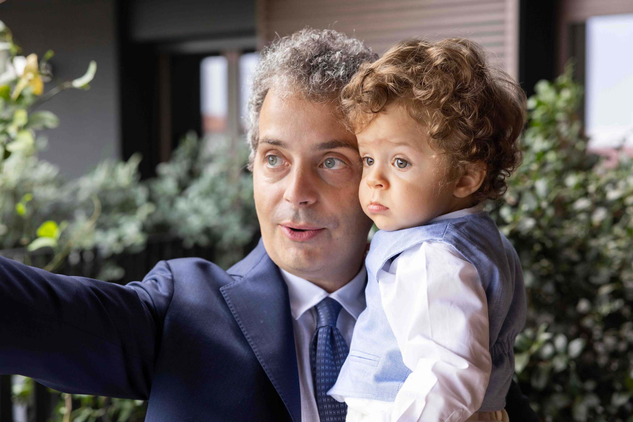 Foto di vestizione bambino con padre e madre battesimo