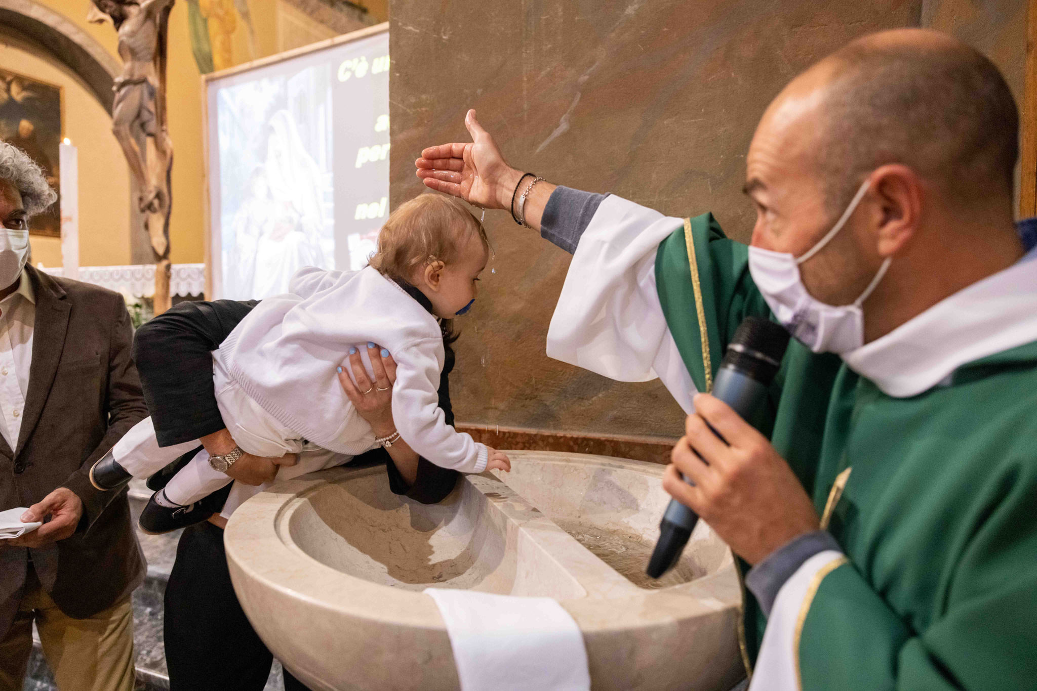 Atto del battesimo bambino sacerdote