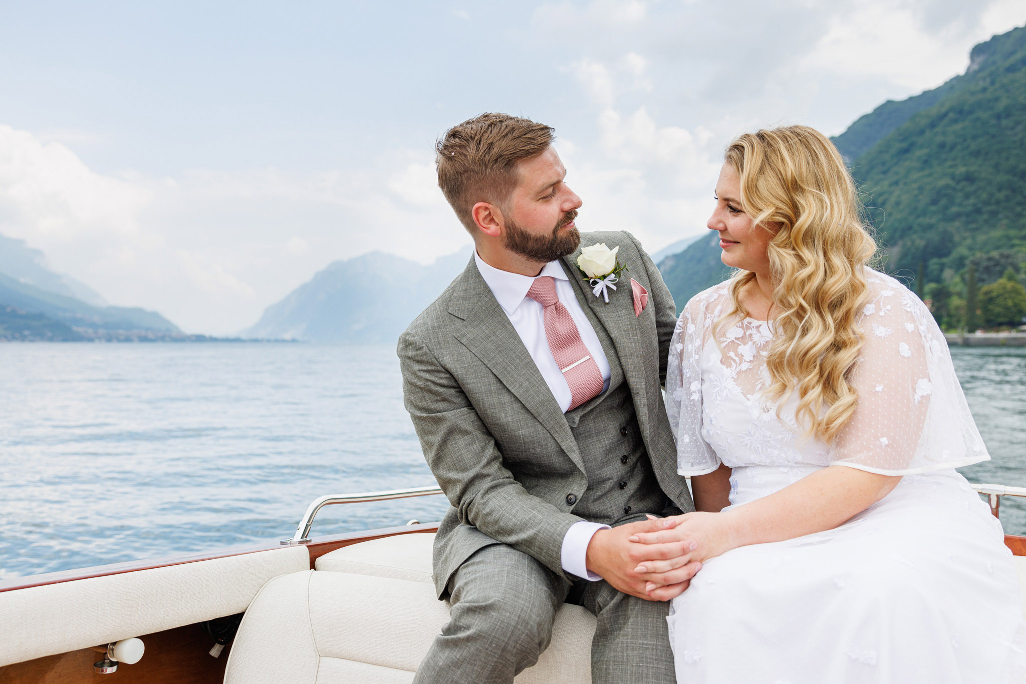 Sposi che si guardano in barca sul lago di como