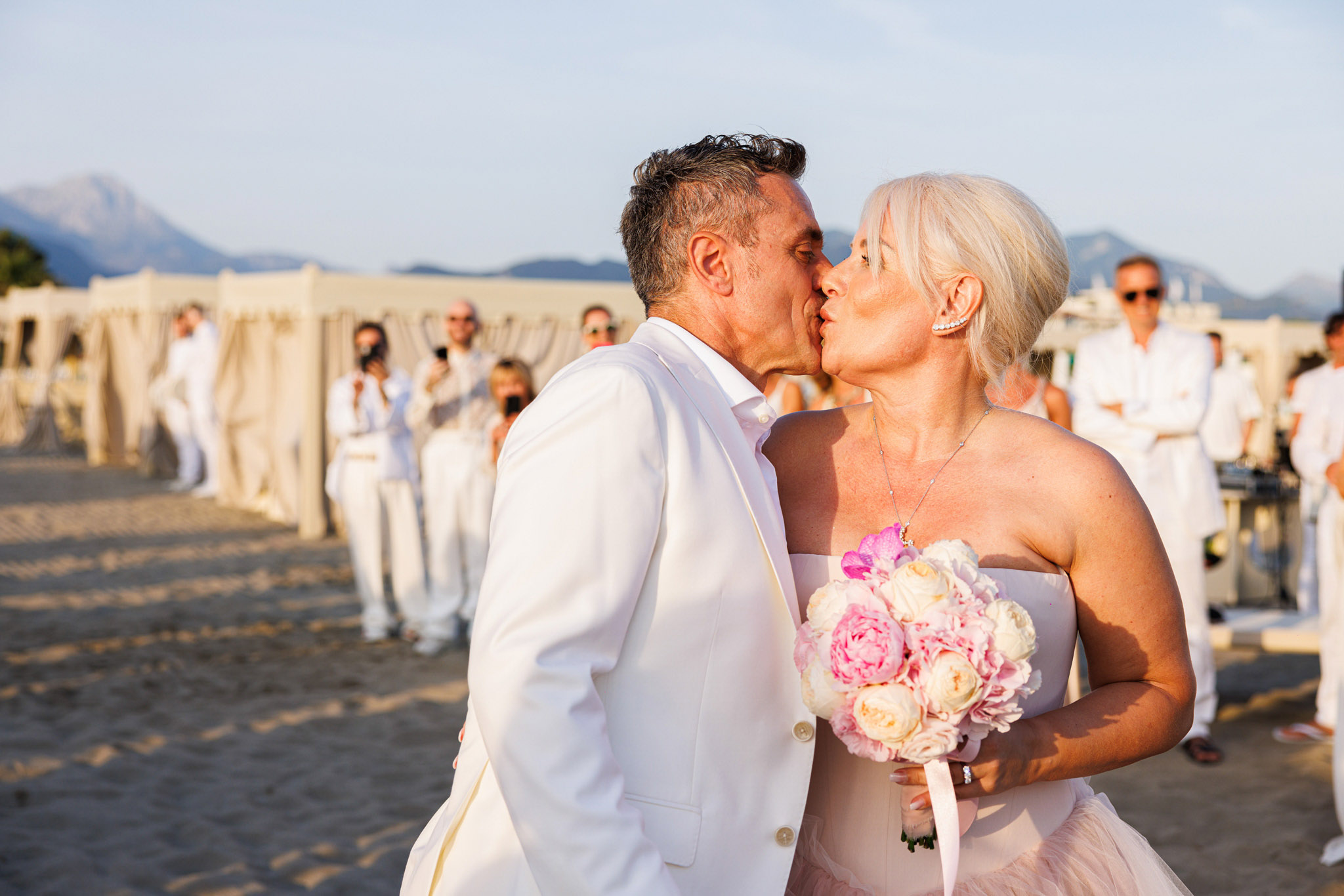 Una coppia di sposi che si baciano il giorno del loro matrimonio