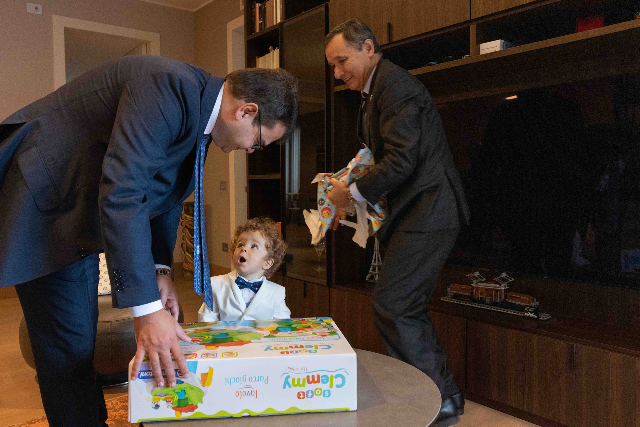 Foto di vestizione bambino con padre e madre battesimo