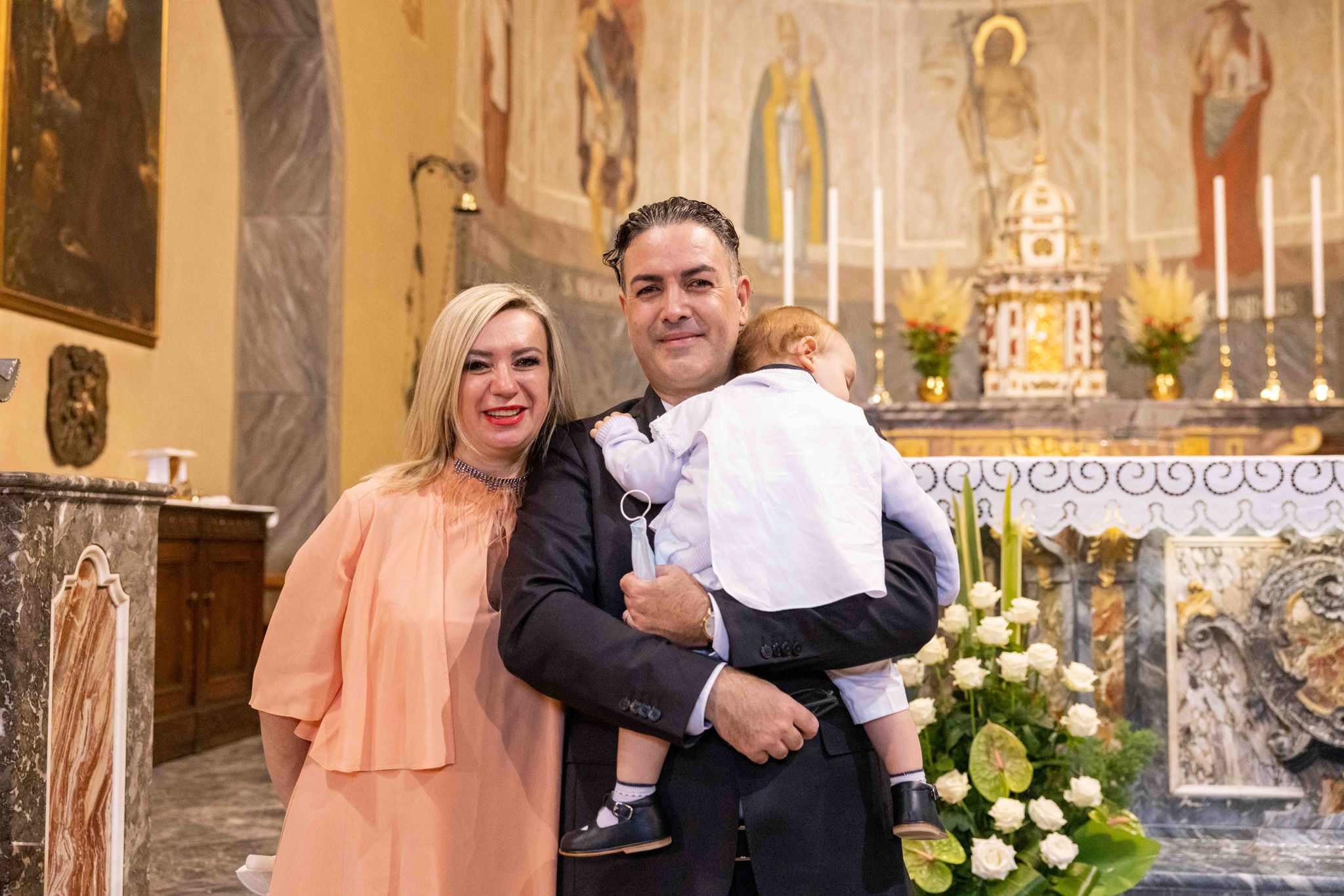 Foto di famiglia dopo il battesimo nella parrocchia di comenduno