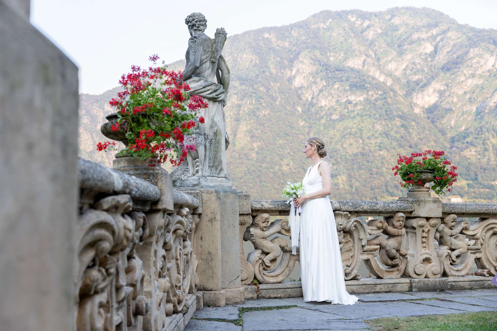 Una sposa che guarda il lago da una villa sul lago di Como