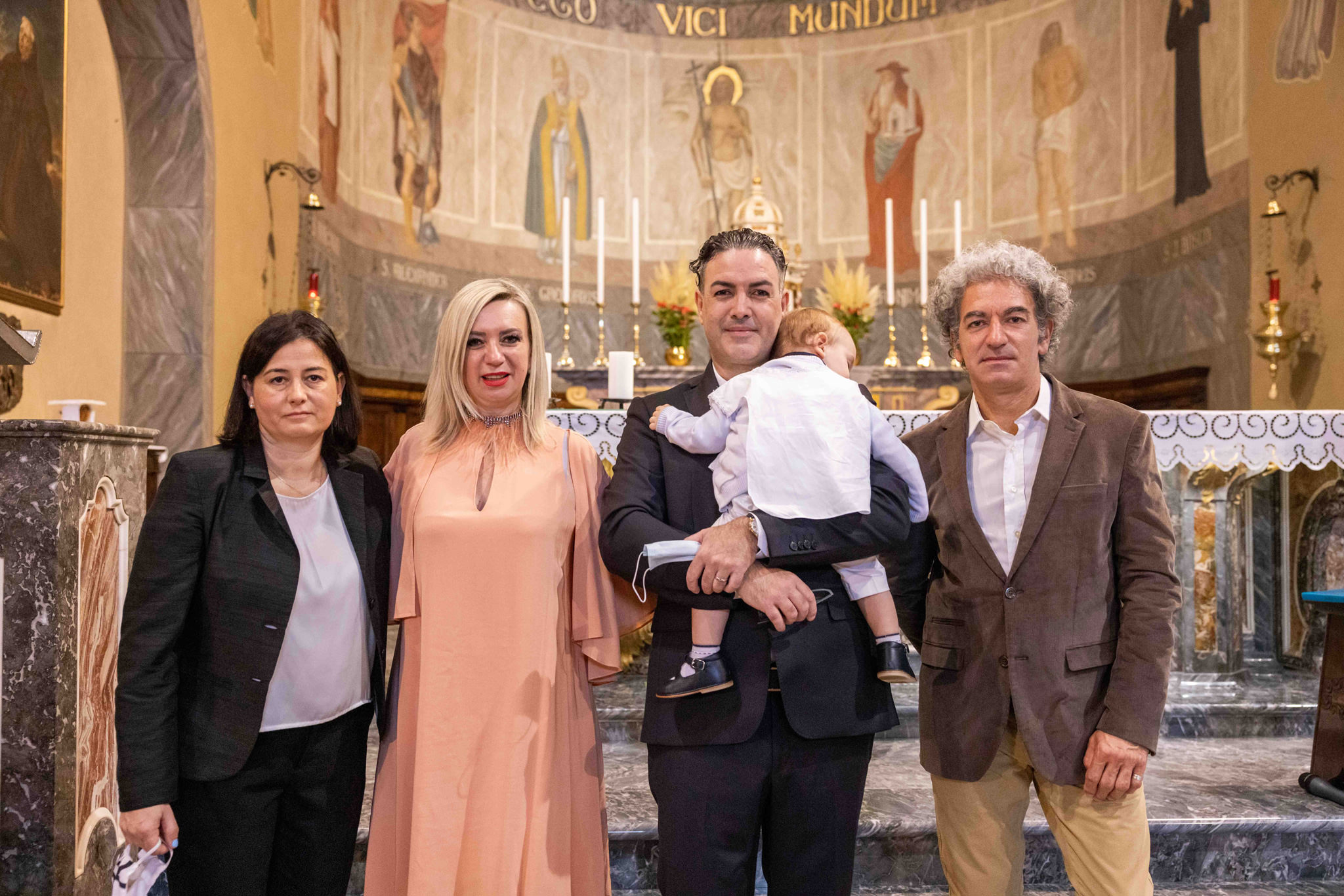 Foto di famiglia dopo il battesimo nella parrocchia di comenduno