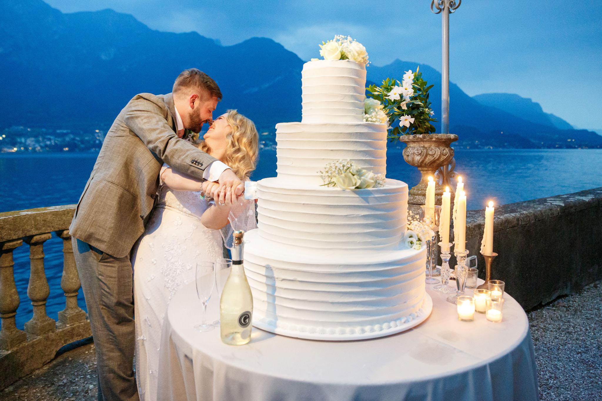 Sposo e sposa che tagliano la torta nuziale al loro matrimonio