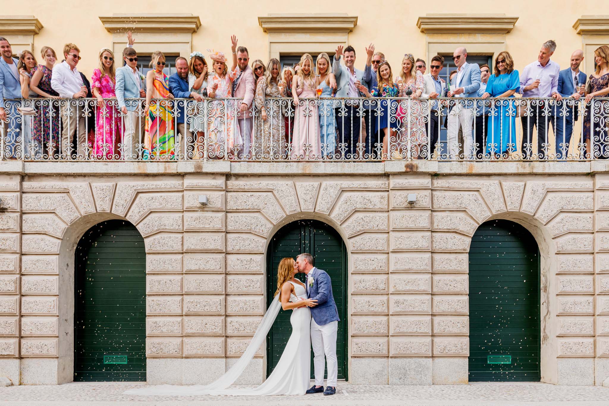 Gli sposi che si baciano in barca sul lago di como al loro matrimonio