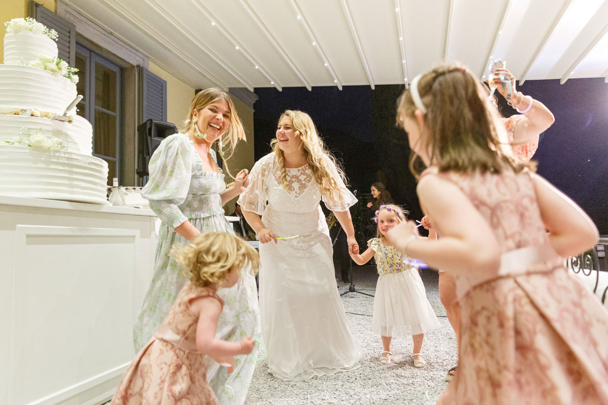 Sposa insieme ad invitati che danzano al suo matrimonio