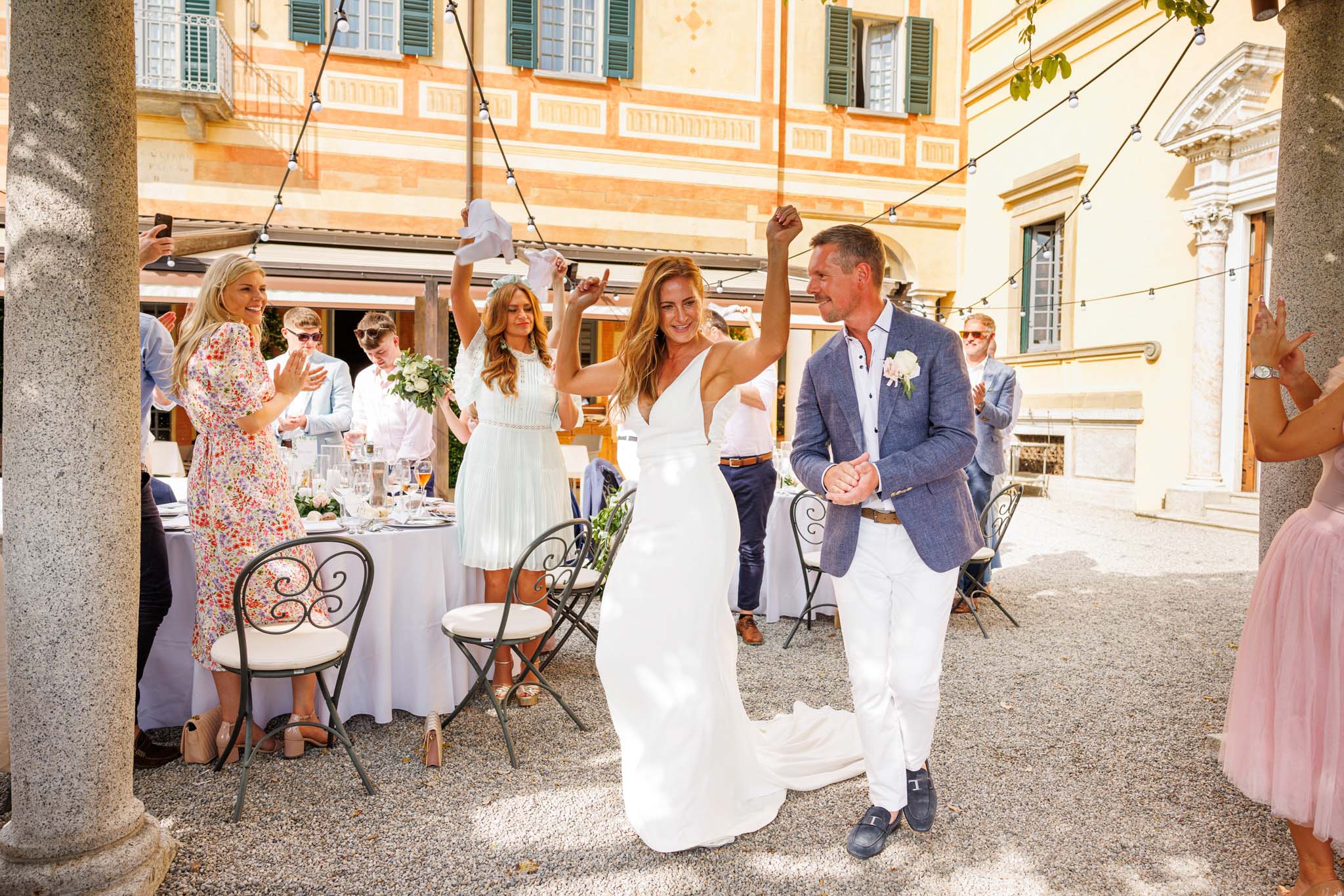 Gli sposi che si baciano in barca sul lago di como al loro matrimonio