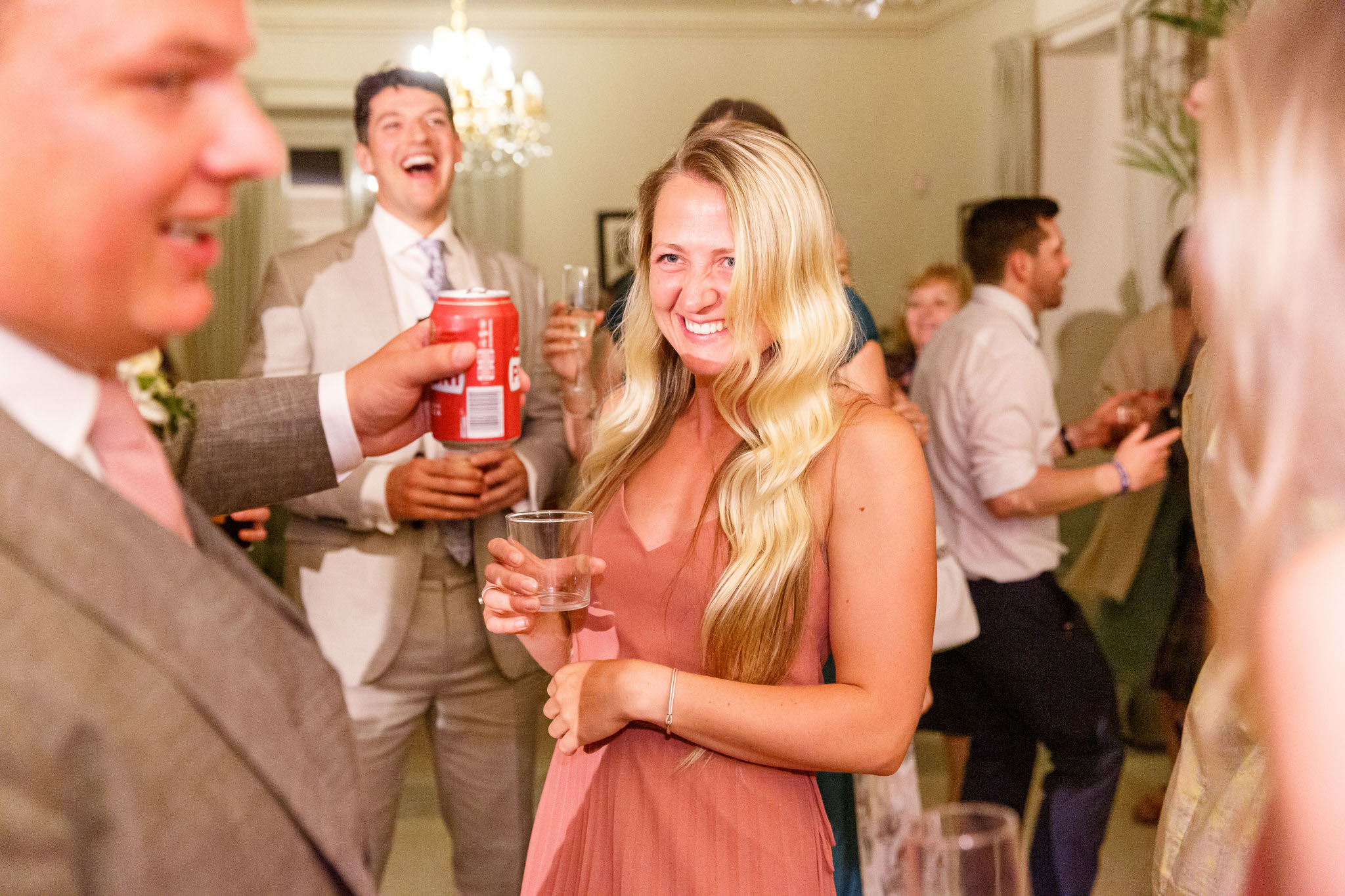 Invitata ad un matrimonio che sorride ad un altro invitato