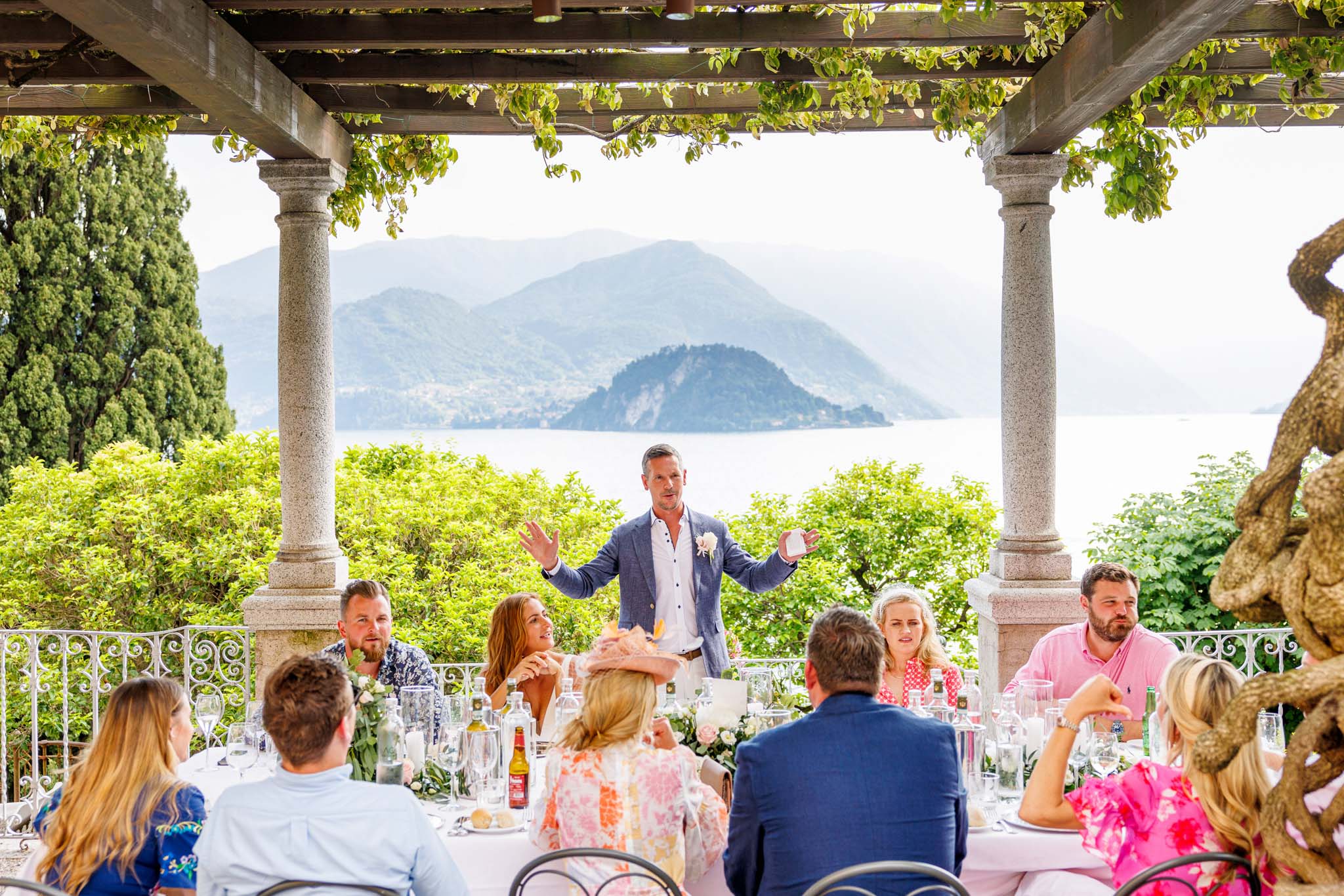 Gli sposi che si baciano in barca sul lago di como al loro matrimonio