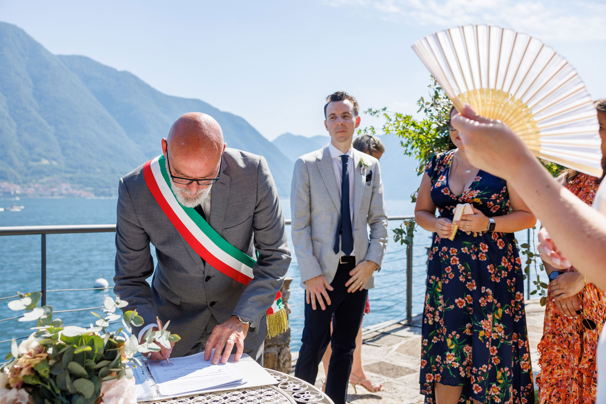 Il cerimoniere che firma la dichiarazione di matrimonio sul lago di Como