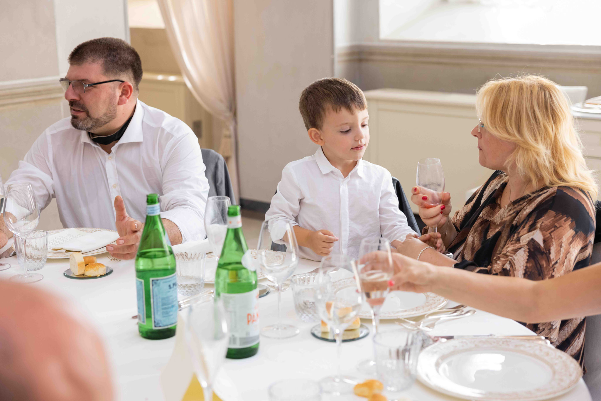 Invitati che si divertono al ricevimento del battesimo