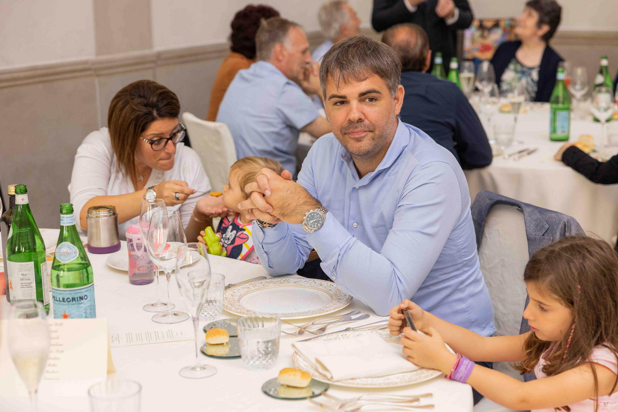Invitati che si divertono al ricevimento del battesimo