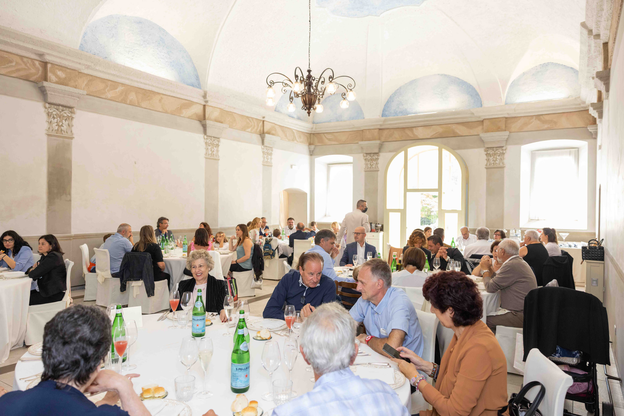 Invitati che si divertono al ricevimento del battesimo