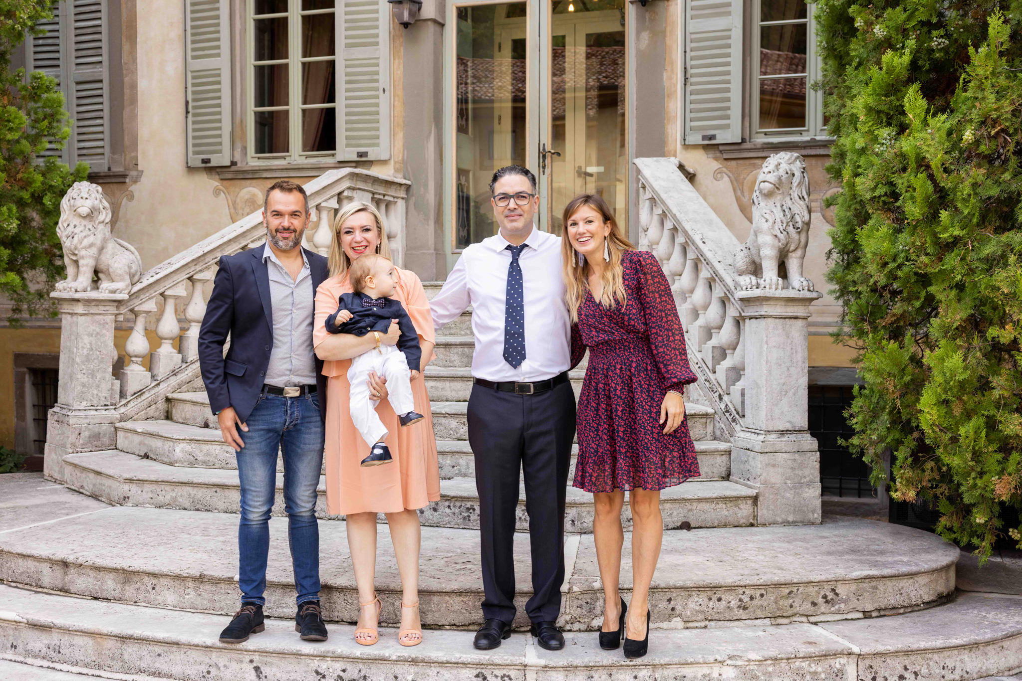 Foto di gruppo fuori dal ricevimento battesimo