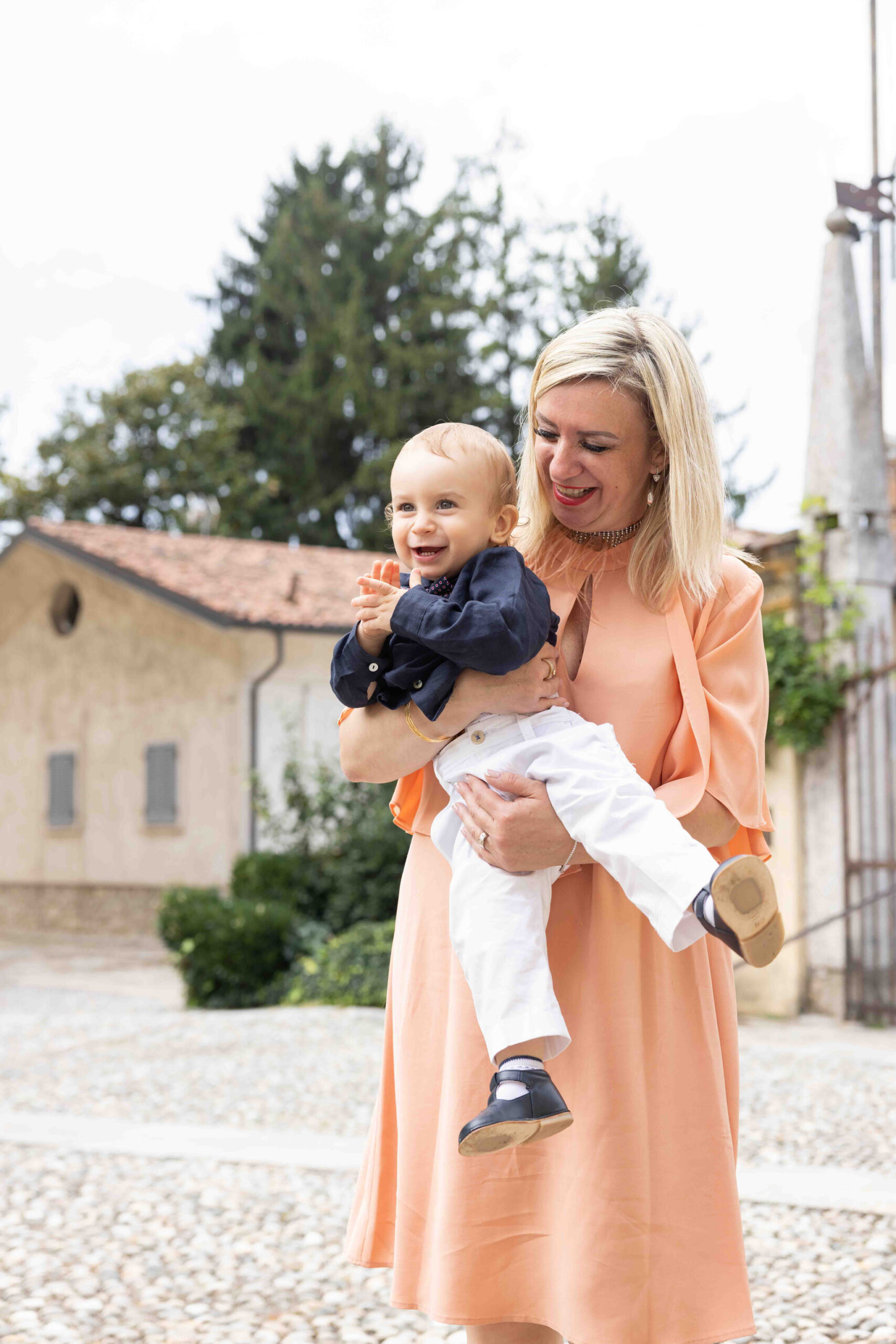 Madre e figlio fuori dal ricevimento battesimo